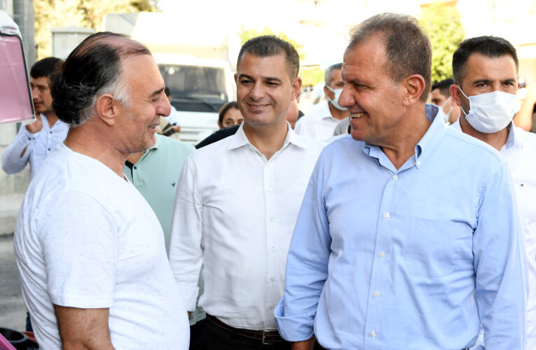 TARSUS’TA ESNAFI GEZEN BAŞKAN SEÇER, VATANDAŞIN TALEPLERİNİ DE DİNLEDİ