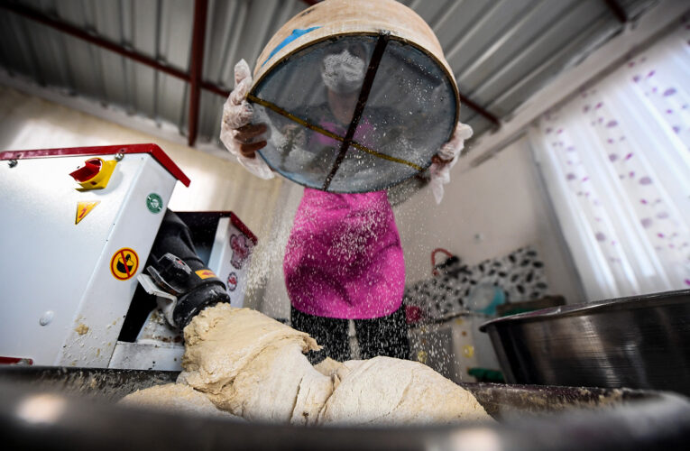 120 YILLIK MAZİSİ OLAN EKŞİ MAYALI GİRİT EKMEĞİ İLE KÜLTÜRÜMÜZDE VAR OLAN YUFKA EKMEK BÜYÜKŞEHİR’İN MER-EK BÜFELERİNDE