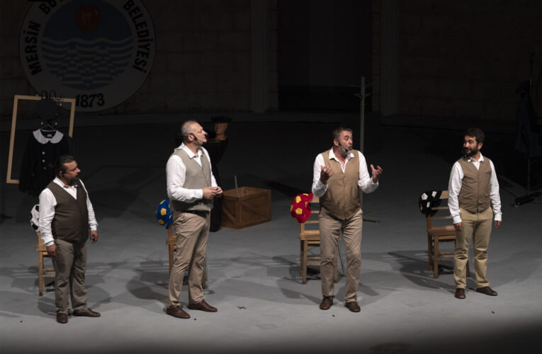 MERSİNLİ TİYATROSEVERLER ‘AZİZ NESİN KABARE’Yİ KAHKALARLA İZLEDİ