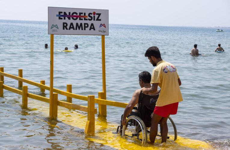 BÜYÜKŞEHİR, 10 YENİ ‘ENGELSİZ RAMPA’YI PLAJLARA YERLEŞTİRDİ