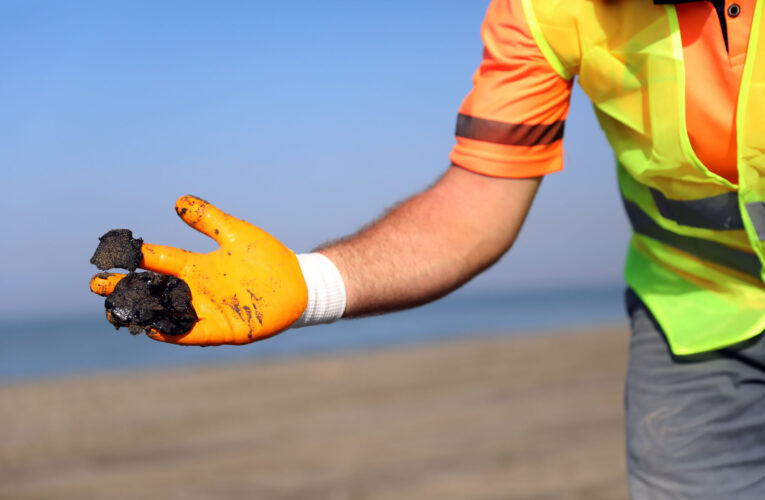 PETROL SIZINTISININ YARATTIĞI ÇEVRE KİRLİLİĞİ, BÜYÜKŞEHİR’İN YOĞUN ÇALIŞMALARIYLA AZALTILIYOR