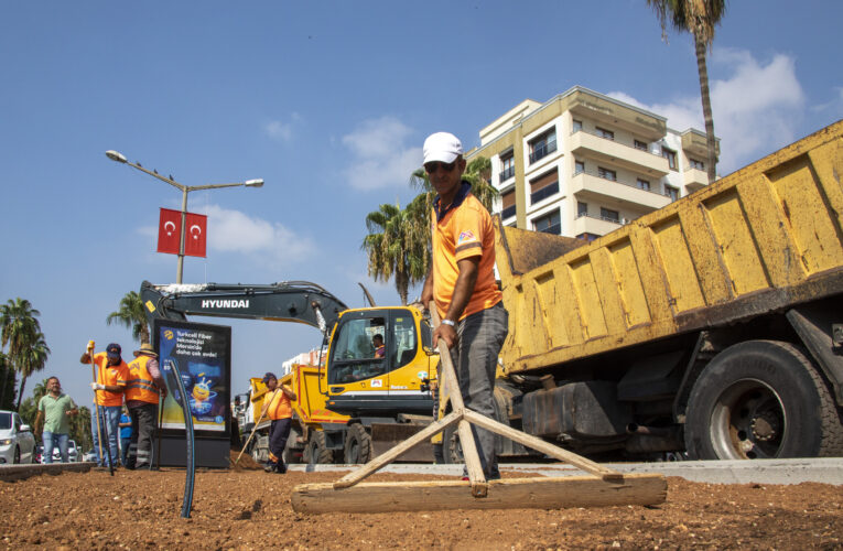 BÜYÜKŞEHİR’DEN MEVSİMLİK ÇİÇEK DİKİMİ ÖNCESİ HAZIRLIK