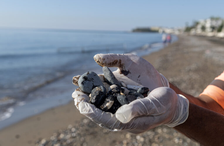 SURİYE’DEN DENİZE SIZAN PETROL ATIKLARI ERDEMLİ’YE VURDU