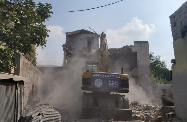 AKDENİZ BELEDİYESİ METRUK BİNALARI YIKIYOR!