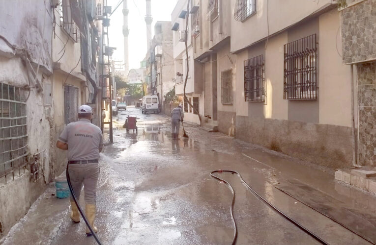 Akdeniz Belediyesi, zor anlar yaşayan vatandaşların yardımına koştu