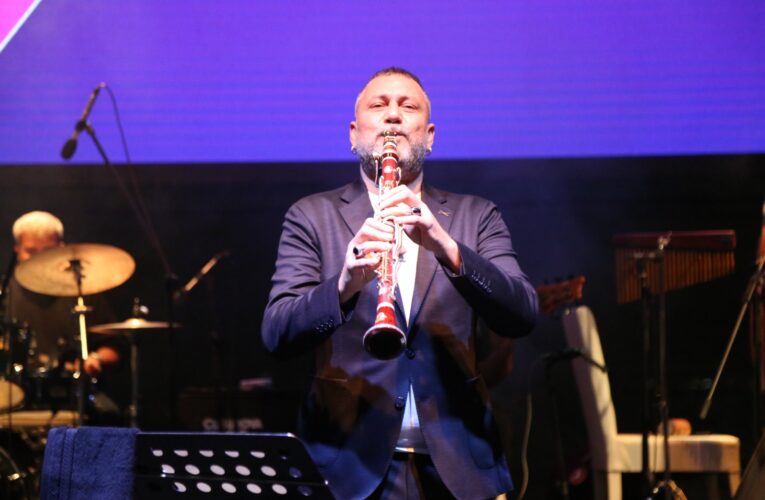 ÜNLÜ KLARNETÇİ HÜSNÜ ŞENLENDİRİCİ TOROSLAR’I “ŞENLENDİRDİ”