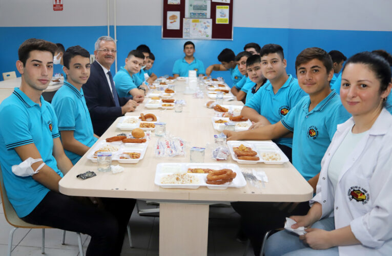 Sabri Tekli öğrencilerin davetini geri çevirmedi