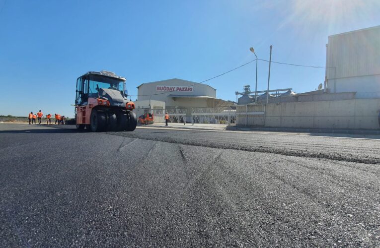TARSUS TİCARET BORSASI’NI D-400 KARAYOLUNA BAĞLAYAN YOL, BÜYÜKŞEHİR EKİPLERİ TARAFINDAN ASFALTLANDI