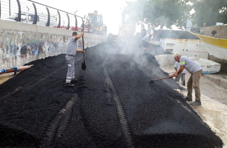 AKDENİZ’DE ASFALT KAPLAMA, YAMA, KALDIRIM VE KİLİTTAŞI ÇALIŞMALARI