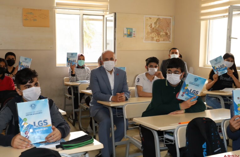 AKDENİZ BELEDİYESİ’NDEN ÜNİVERSİTE HAYALİ KURAN GENÇLERE BÜYÜK DESTEK