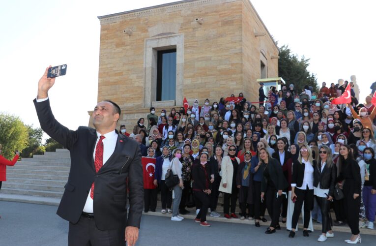 BAŞKAN YILMAZ, MERSİN’DEN 350 KADIN İLE BİRLİKTE ATA’NIN HUZURUNA ÇIKTI