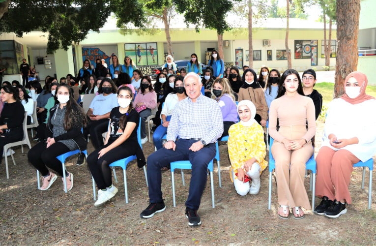 Başkan Gültak gençlerle şarkılar söyleyip sohbet etti