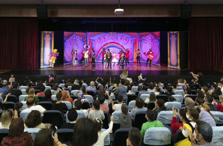 SEZONUN İLK OYUNU “GÖKKUŞAĞININ ALTINDA” SEYİRCİ İLE BULUŞTU