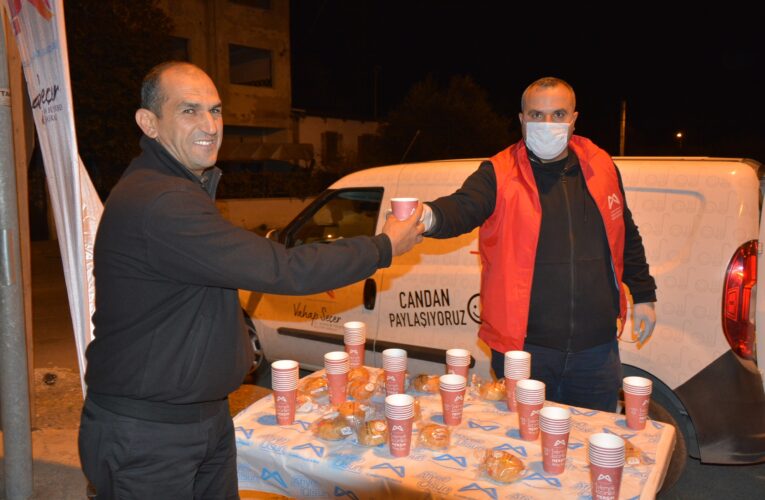 TARIM İŞÇİLERİ BÜYÜKŞEHİR’İN SICAK ÇORBASIYLA GÜNE BAŞLIYOR