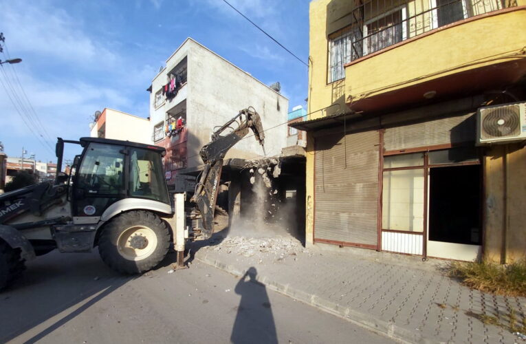 AKDENİZ’DE METRUK YAPILARIN YIKIMI SÜRÜYOR