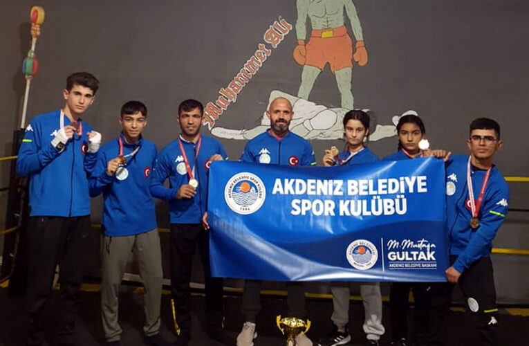 AKDENİZLİ BOKSÖRLER TURNUVADAN MADALYALARLA DÖNDÜ