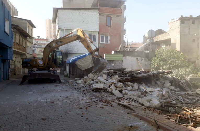 Harabe haldeki yapılar, çocuklar için büyük tehdit yaratıyor