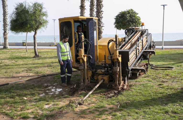 MERSİN BÜYÜKŞEHİR, YATAY SONDAJ ÇALIŞMASI İLE KAZI YAPMADAN SULAMA BORUSU DÖŞÜYOR