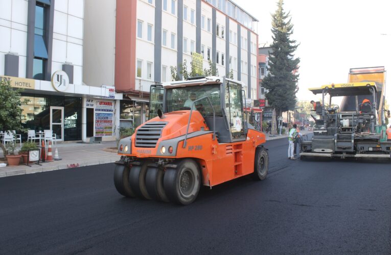 MERSİN BÜYÜKŞEHİR, AKDENİZ İLÇESİ MERSİNLİ AHMET BULVARI’NI YENİLEDİ