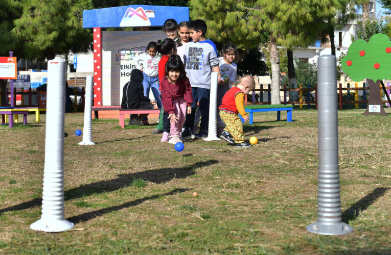 ÇOCUKLAR SAHİLDE BOCCE İLE SOSYALLEŞİYOR