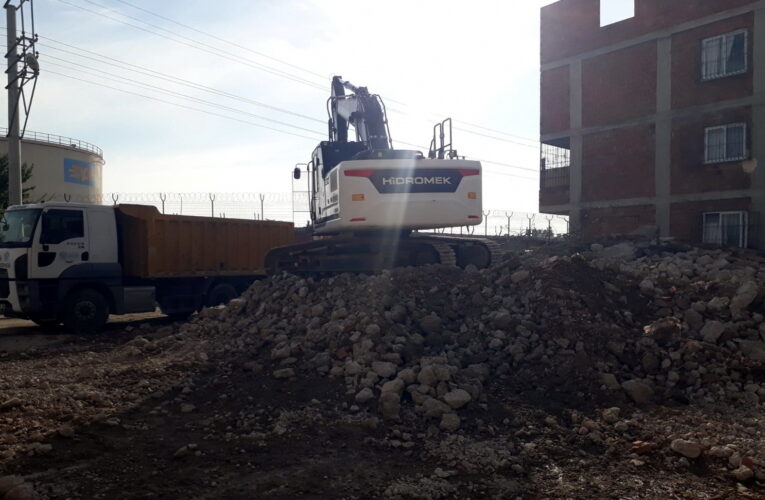 AKDENİZ’DE METRUK BİNALARLA MÜCADELE SÜRÜYOR