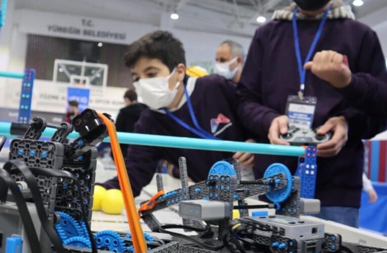ÖĞRENCİLER “ULUSLARARASI VEX ROBOTİCS TURNUVASI”NDA ENERJİ ÖDÜLÜNE LAYIK GÖRÜLDÜ