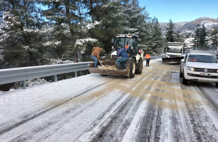 BÜYÜKŞEHİR KAR MESAİSİNİ SÜRDÜRÜYOR