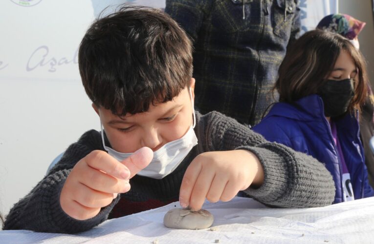 “Çocuklar Şarkı Söyledi, Dans Etti”