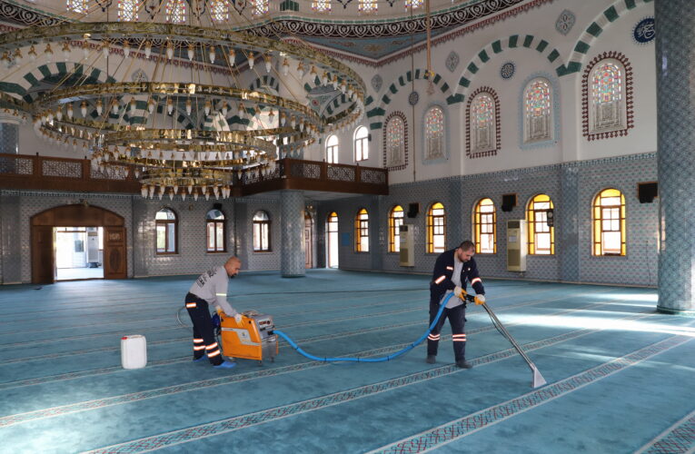 Mersin’in en büyük camilerinden olan Yeni Hal Kompleksi Camisi temizlenip dezenfekte edildi