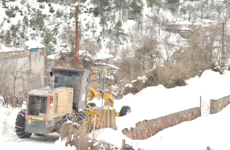 BÜYÜKŞEHİR’İN KENTİN YÜKSEK KESİMLERİNDEKİ KAR NÖBETİ SÜRÜYOR