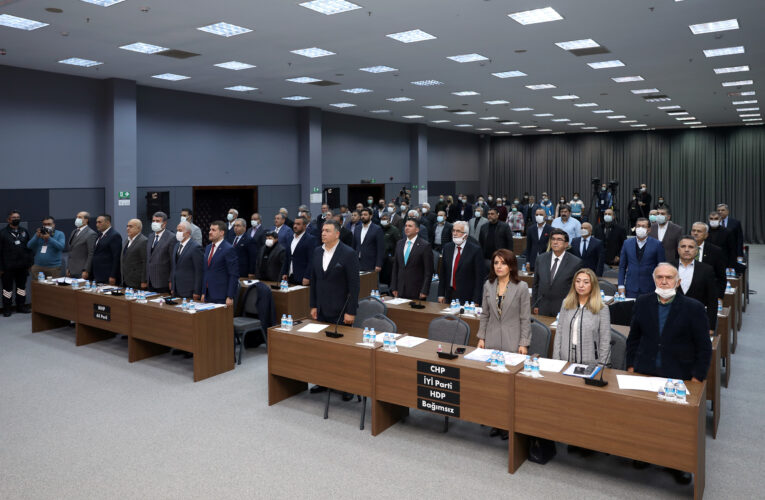 BAŞKAN SEÇER ESNAFA SESLENDİ: “YAYALARIN TRAFİĞİNE ENGEL OLACAK ŞEKİLDE KALDIRIM İŞGALLERİNE SON VERELİM”