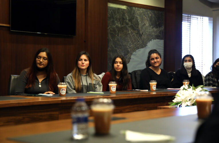 MERSİN BÜYÜKŞEHİR’İN KURS MERKEZLERİNDE ALDIKLARI EĞİTİMLE ÜNİVERSİTEYE YERLEŞEN ÖĞRENCİLER, BAŞKAN SEÇER’İ ZİYARET ETTİ