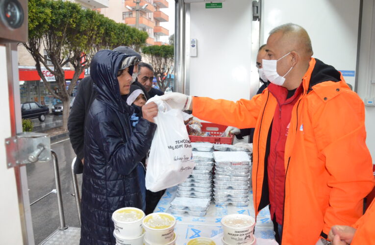 MERSİN’İN HER KÖŞESİNDE 3 ÇEŞİT YEMEK 3.5 TL’YE VATANDAŞA ULAŞTIRILIYOR