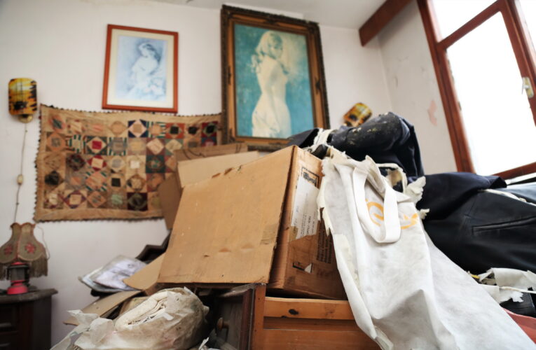 AKDENİZ BELEDİYESİ EKİPLERİ ÇÖP EVİ TEMİZLEDİ