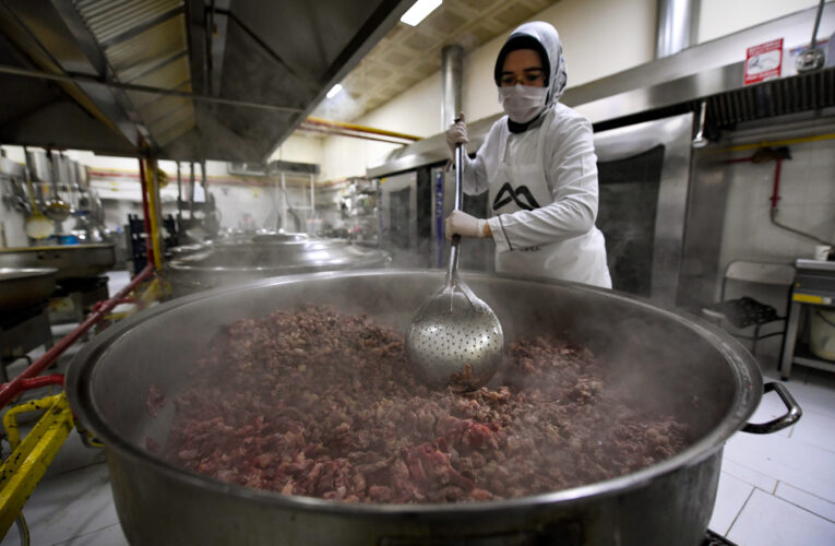 BÜYÜKŞEHİR’İN PANDEMİDE YEMEK DAĞITIMI 2 MİLYON PAKETE ULAŞTI