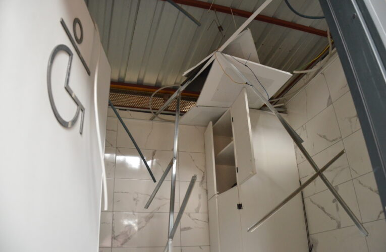 BERDAN BARAJI MESİRE ALANINDAKİ TUVALETİN ASMA TAVANI SÖKÜLDÜ