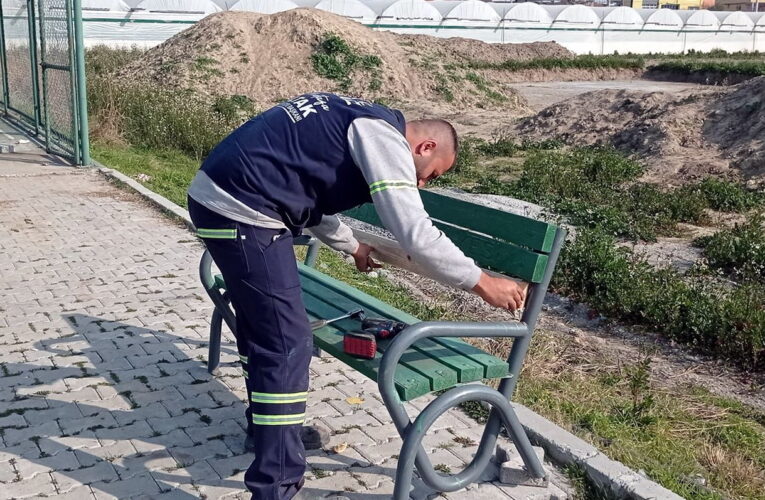 Banklar, kamelya ve çöp kovaları yenileniyor