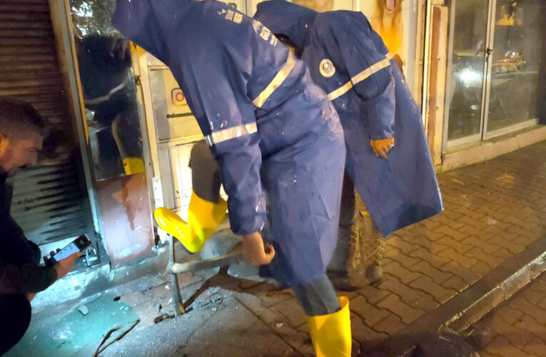 AKDENİZ BELEDİYESİ, YAĞMURDAN ETKİLENEN AİLELERİN YARDIMINA KOŞTU