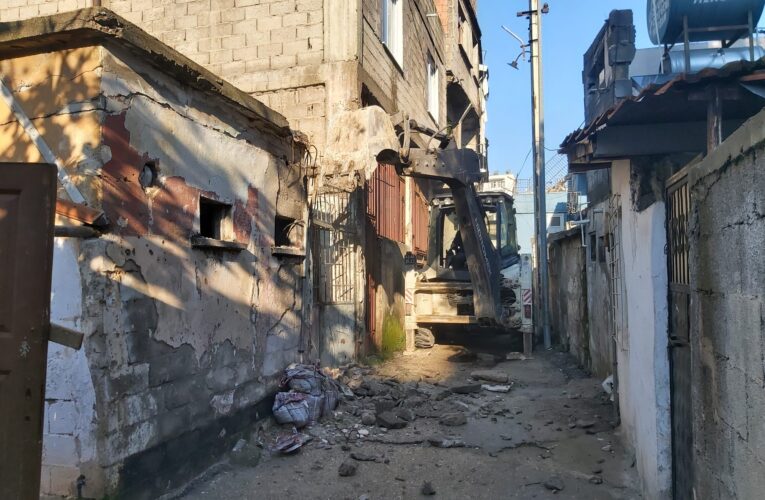 AKDENİZ’DE METRUK YAPILARLA MÜCADELE SÜRÜYOR