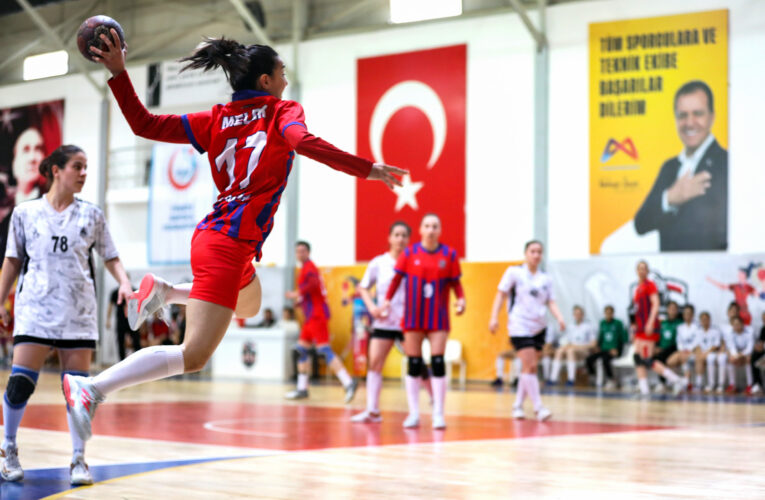 BAŞKAN SEÇER, MSK KADIN HENTBOL TAKIMININ GALİBİYET COŞKUSUNA ORTAK OLDU