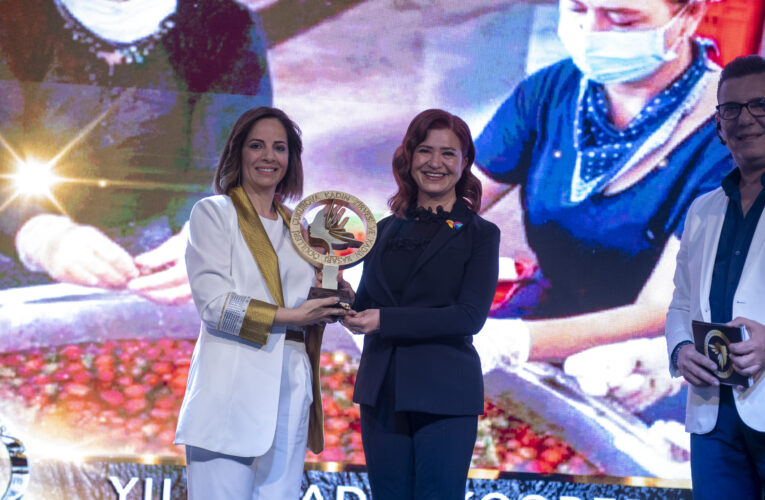 ‘YILIN KADIN İSTİHDAMI SAĞLAYAN BELEDİYE BAŞKANI ÖDÜLÜ’ BAŞKAN SEÇER’İN