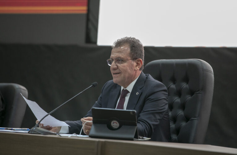 SEÇER, 14 MART TIP BAYRAMI’NI KUTLADI: “SAĞLIK ÇALIŞANLARININ HAKKINI NE YAPSAK ÖDEYEMEYİZ”