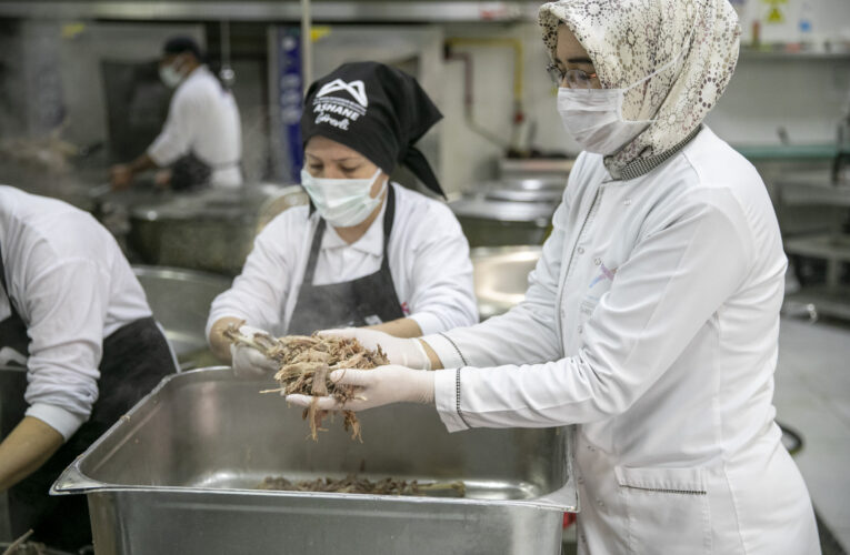 MERSİNLİLER, MAHALLE MUTFAKLARI’NDA “KAZ ETİ” TATTI