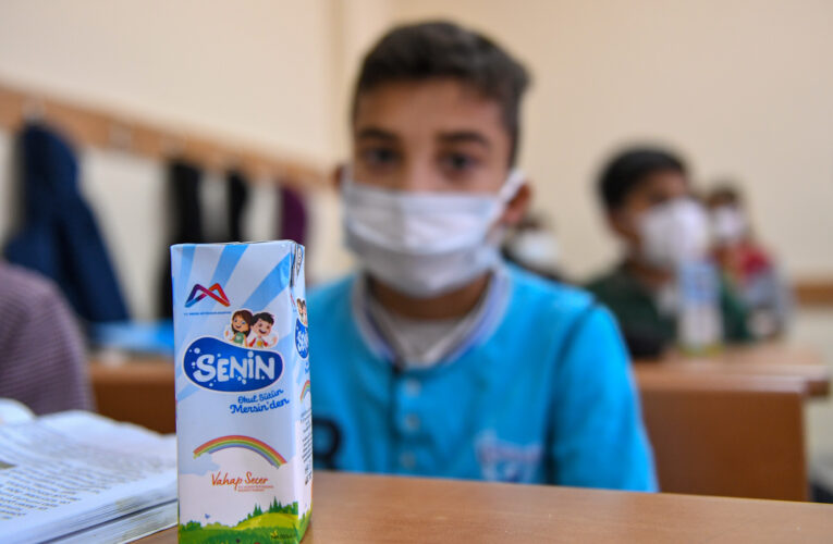 İLKOKUL ÇOCUKLARI MERSİN BÜYÜKŞEHİR’İN SÜTLERİYLE BÜYÜYOR