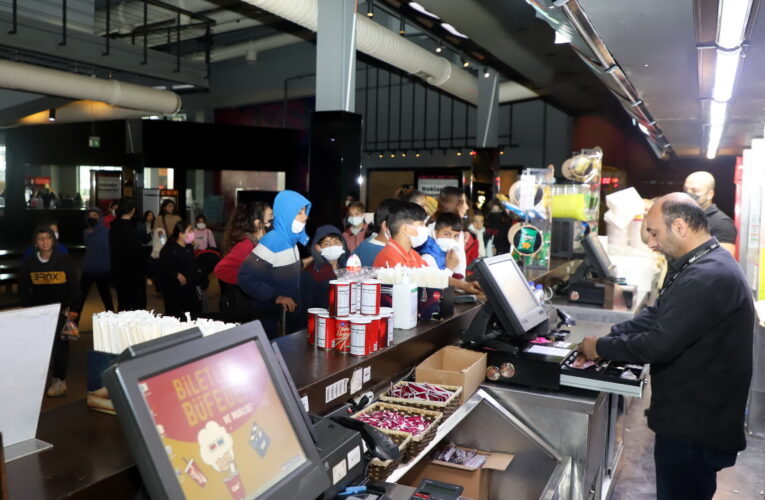 AKDENİZLİ GENÇLERİN SİNEMA KEYFİ