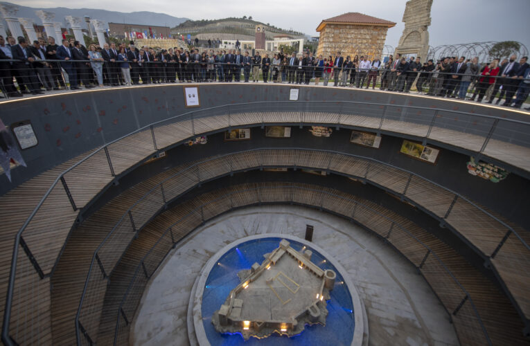 BAŞKAN SEÇER, CHP LİDERİ KILIÇDAROĞLU İLE BİRLİKTE MERSİN BAHÇESİ’Nİ GEZDİ