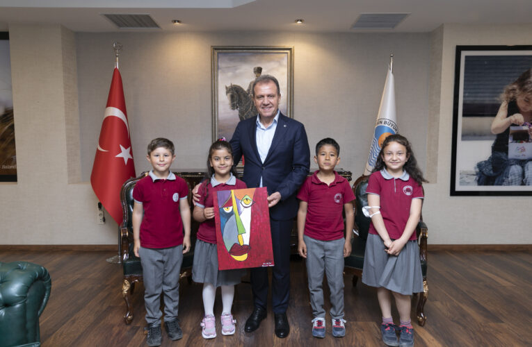 SEÇER: “DÜNYADA ÇOCUKLARA ARMAĞAN EDİLMİŞ BAŞKA ÇOCUK BAYRAMI YOK”