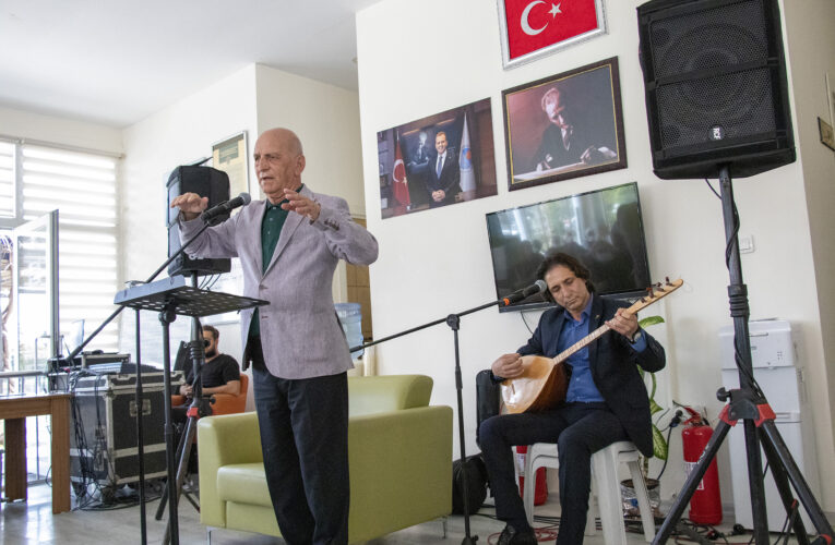 AŞIK VEYSEL VE KARACAOĞLAN’IN HAYATI EMEKLİ EVİ ÜYELERİNE ANLATILDI