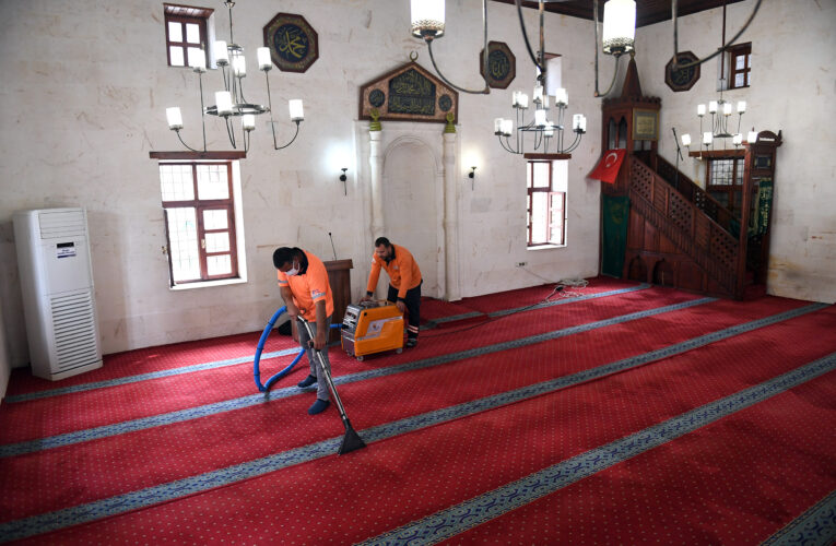 EKİPLER, İBADETHANE TEMİZLİKLERİNİ ARALIKSIZ SÜRDÜRÜYOR