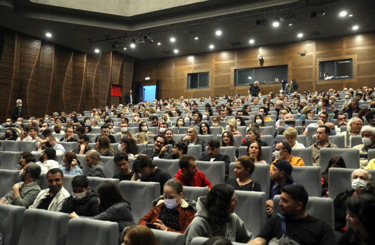 “OKB OKB” TİYATRO OYUNUNUN PRÖMİYERİ MERSİN’DE BÜYÜK ALKIŞ ALDI